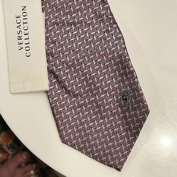 VERSACE COLLECTION MEN’S TIE PINK/BLACK CARAVATTA SAKS BRAND NEW - Picture 3 of 5